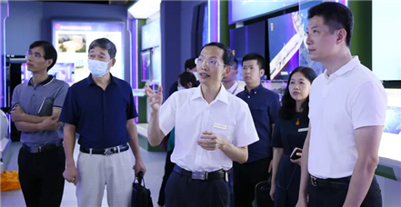 厦门火炬高新区党工委副书记、管委会主任庄荣良一行莅临美高梅电子官网调研指导 