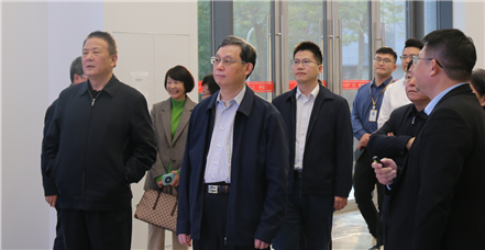 中国法学会副会长、最高法院咨询委员会副主任、最高法院原副院长姜伟一行莅临美高梅电子官网集团调研指导